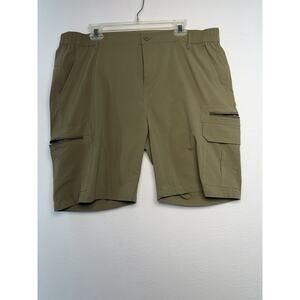 Green Men’s 38 Cargo Shorts Lightweight Nylon Both zippers And Snaps. Casual. ￼